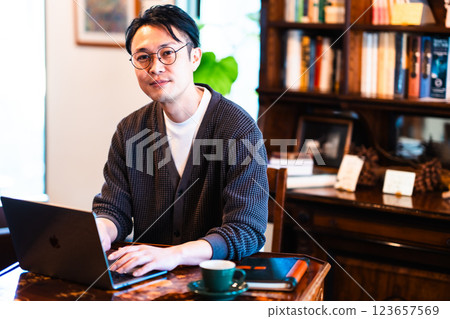 一名中年男子在電腦前遠端工作 123657569