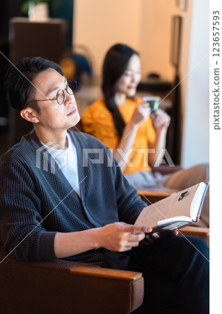 一位半退休的中年男子 一位半退休的中年男子 123657593