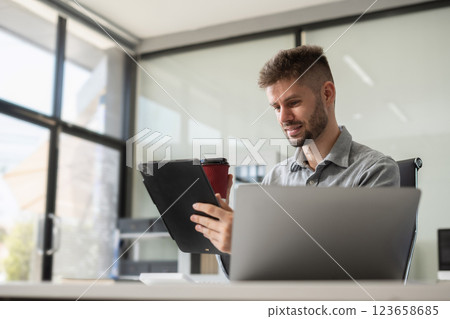 Happy man, entrepreneur, small business owner working online. 123658685