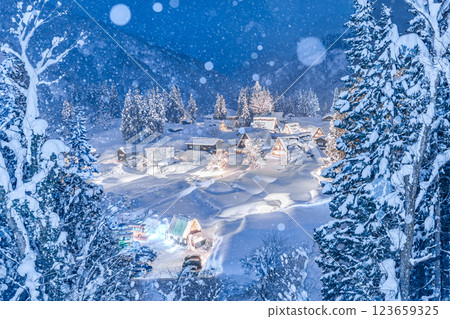 五箇山的雪冬：相倉合掌村，燈光綏爛 123659325