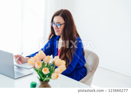 Business woman looking with glasses at office desk 123660277