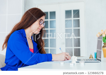 Business woman looking with glasses at office desk 123660278