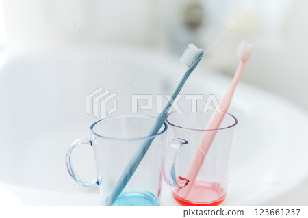 時尚浴室裡的牙刷 時尚浴室裡的牙刷 123661237