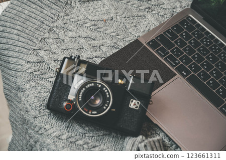 筆記型電腦和復古膠卷相機 123661311