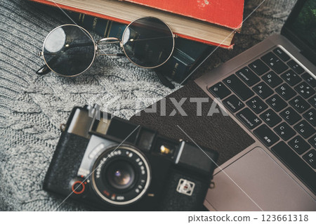 筆記型電腦和復古膠卷相機 123661318