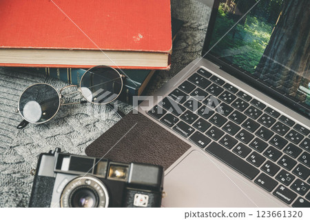 筆記型電腦和復古膠卷相機 123661320