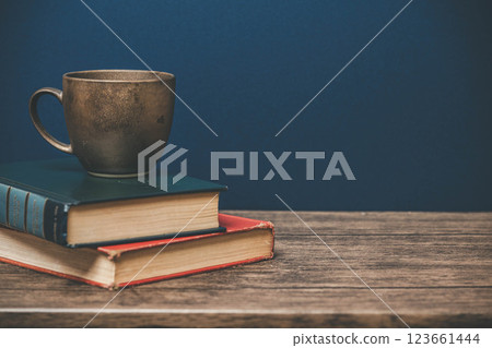 木桌上的一個杯子和一本書 123661444