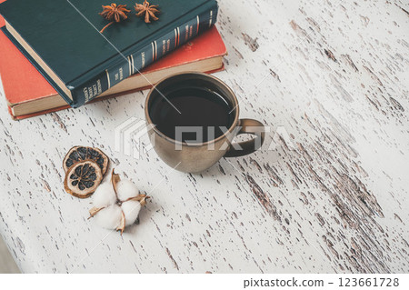 木桌上的一個杯子和一本書 123661728