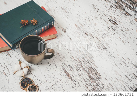 木桌上的一個杯子和一本書 123661731