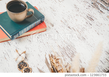 木桌上的一個杯子和一本書 木桌上的一個杯子和一本書 123661733