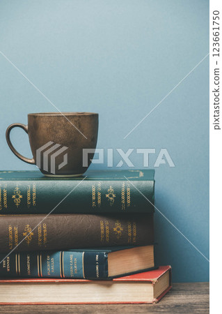 木桌上的一個杯子和一本書 木桌上的一個杯子和一本書 123661750