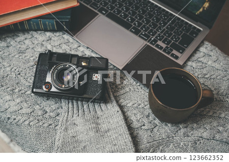 Mugs, books and stylish interior 123662352