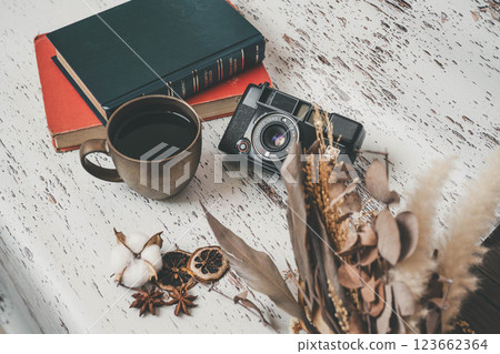 Mugs, books and stylish interior 123662364