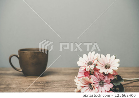 Mug and dried flowers 123662406