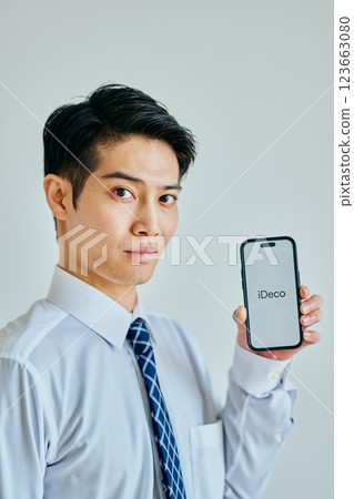 Young man in his 20s with a smartphone iDeCo 123663080