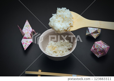 日本餐桌上的米飯在鍋裡煮好,盛在飯碗裡 日本餐桌上的米飯在鍋裡煮好,盛在飯碗裡 123663311