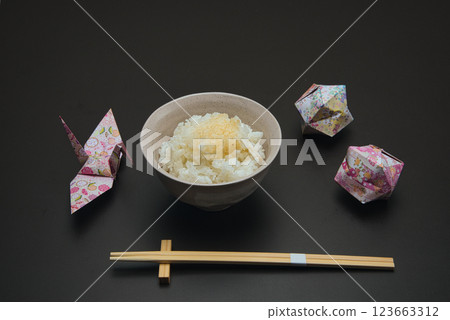 日本餐桌上的米飯在鍋裡煮好,盛在飯碗裡 日本餐桌上的米飯在鍋裡煮好,盛在飯碗裡 123663312