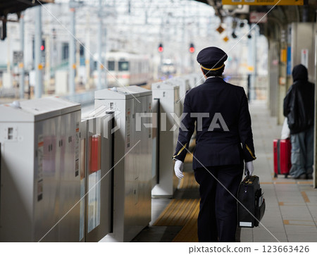 冬日的早晨,名古屋月月台上的乘客和車站工作人員 冬日的早晨,名古屋月月台上的乘客和車站工作人員 123663426