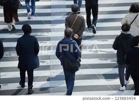 冬天白天，人們在城市十字路口過馬路 123663454