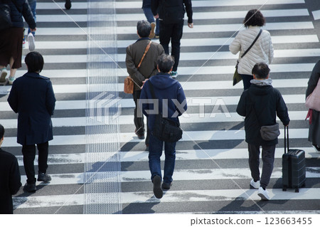 冬日早晨，通勤者在城市十字路口過馬路 123663455