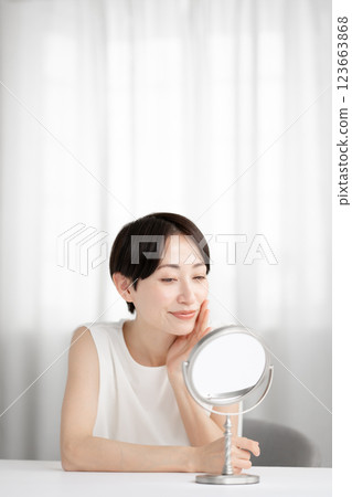 看鏡子的中間婦女 看鏡子的中間婦女 123663868