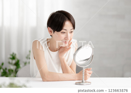 Middle women looking at the mirror 123663876