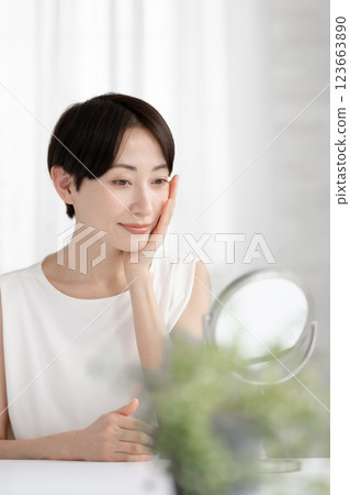 看鏡子的中間婦女 123663890