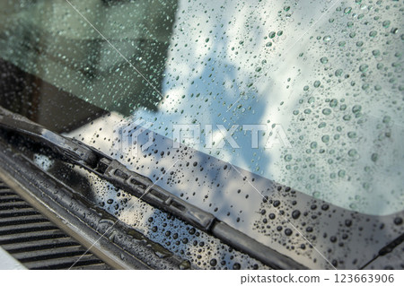 雨水浸濕的汽車擋風玻璃和雨刷 123663906
