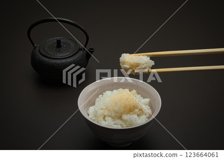用南鐵壺和飯碗盛裝的新鮮米飯 用南鐵壺和飯碗盛裝的新鮮米飯 123664061