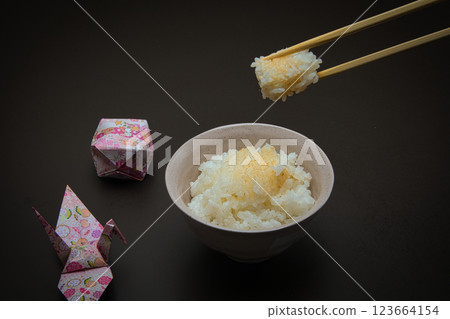 日本餐桌上的米飯在鍋裡煮好，盛在飯碗裡 123664154