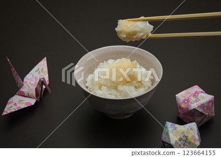 日本餐桌上的米飯在鍋裡煮好，盛在飯碗裡 123664155