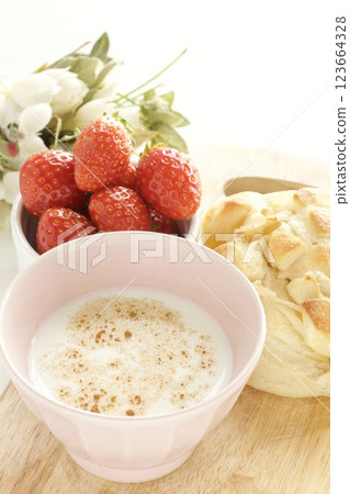 草莓和熱牛奶 123664328