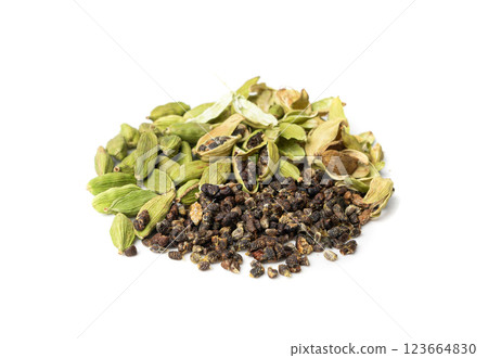 Cardamom Isolated, Green Cardamon Seeds, Dry Kardamon, Cardamum Spice, Genera Elettaria Beans 123664830