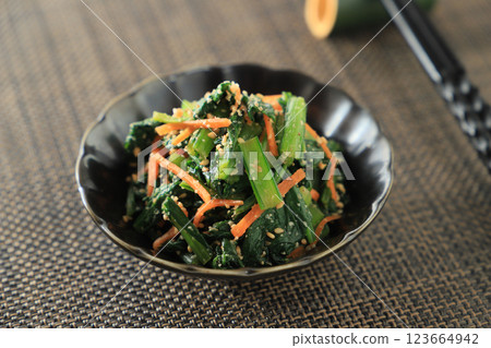 A dish that makes any meal different: Komatsuna with sesame sauce 123664942