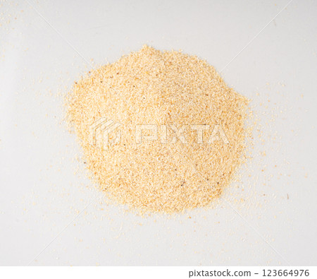 Garlic powder pile isolated, dried granulated chopped crushed garlic on white background 123664976
