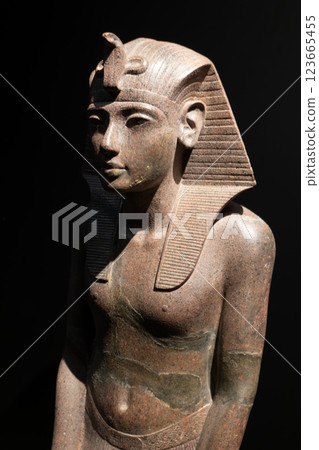 Granite statue of Tutankhamun Granite statue of Tutankhamun 123665455