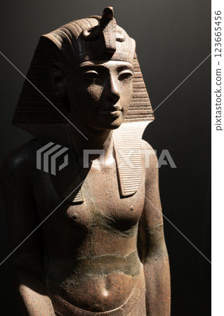 Granite statue of Tutankhamun Granite statue of Tutankhamun 123665456
