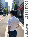 上班路上年輕男子的背影 123665505