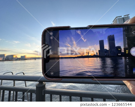 Photographing the sea at sunset with your smartphone Photographing the sea at sunset with your smartphone 123665544