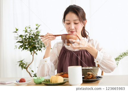 一位女士在吃早餐時看著她的智慧型手機 123665983