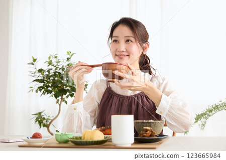 一位女士在吃早餐時看著她的智慧型手機 123665984