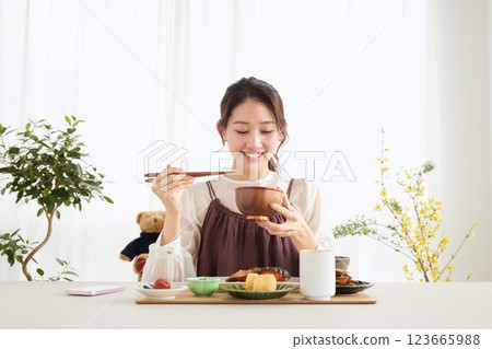 一位女士在吃早餐時看著她的智慧型手機 123665988