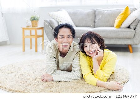 一對夫婦躺在客廳裡 123667357