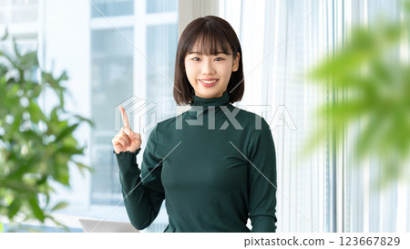 微笑的女人/女商人用食指引導 微笑的女人/女商人用食指引導 123667829