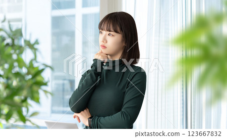 年輕女性/女商人的思考 123667832