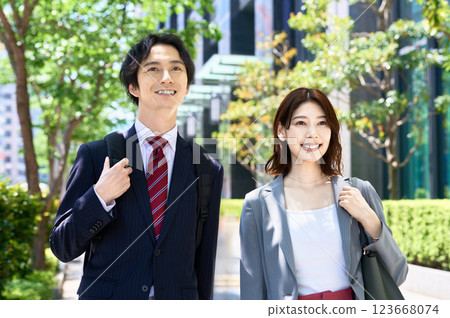 商人和女商人通勤 商人和女商人通勤 123668074