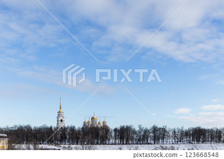 Winter landscape with the Dormition Cathedral under cloudy blue sky 123668548