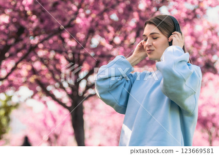 stylish woman meloman listening music 123669581