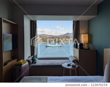 房間內部以及從窗戶看到美麗的大海、天空和貨船 123670259