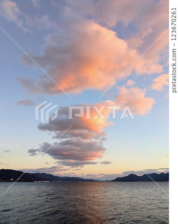 奇異的雲彩漂浮在夜空中，海景垂直 123670261